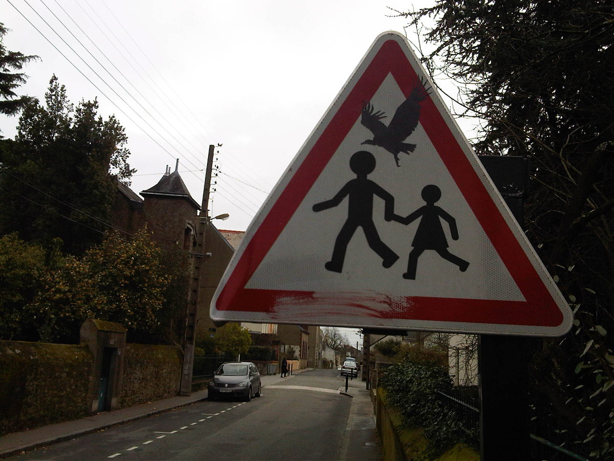 jinks | roadsign | bird | angers | france