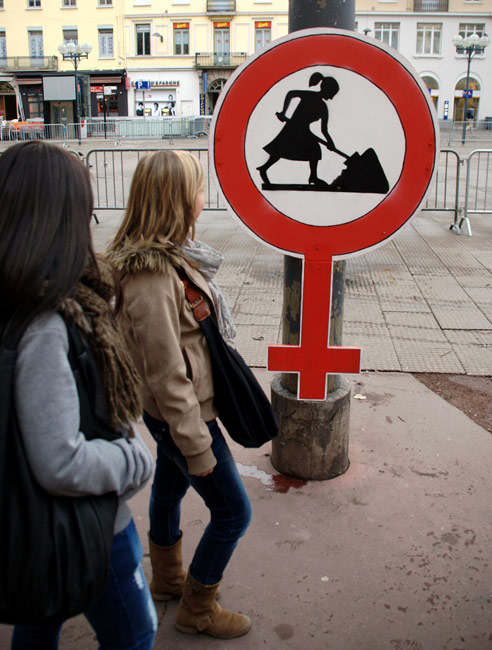 ladamenrouge | roadsign | stetienne | france