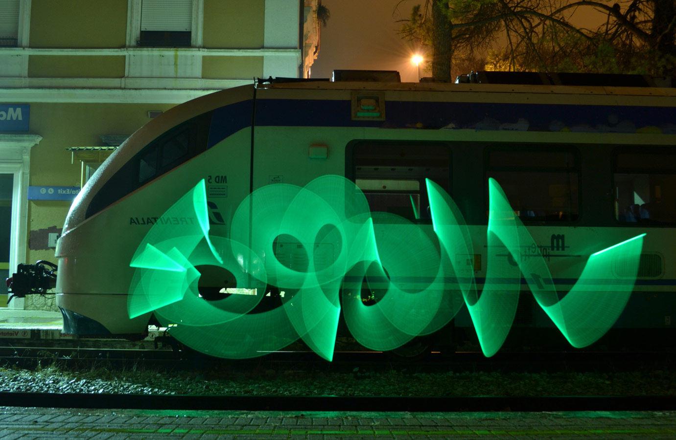 sqon | green | night | light | train | italy