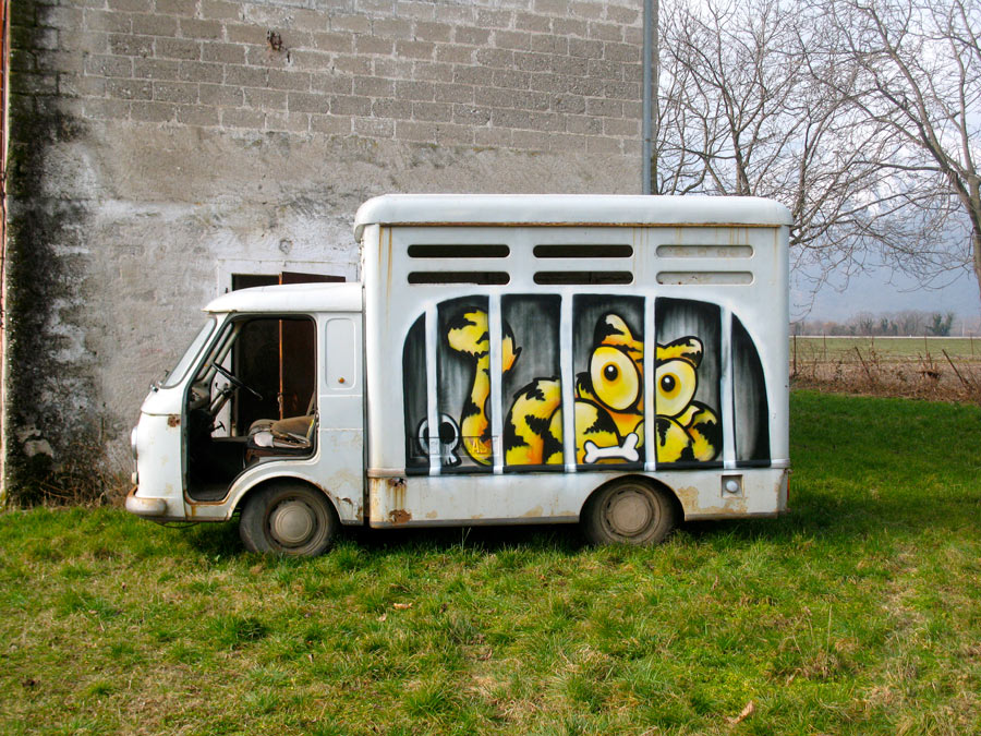 sqon | yellow | truck | italy | winter10