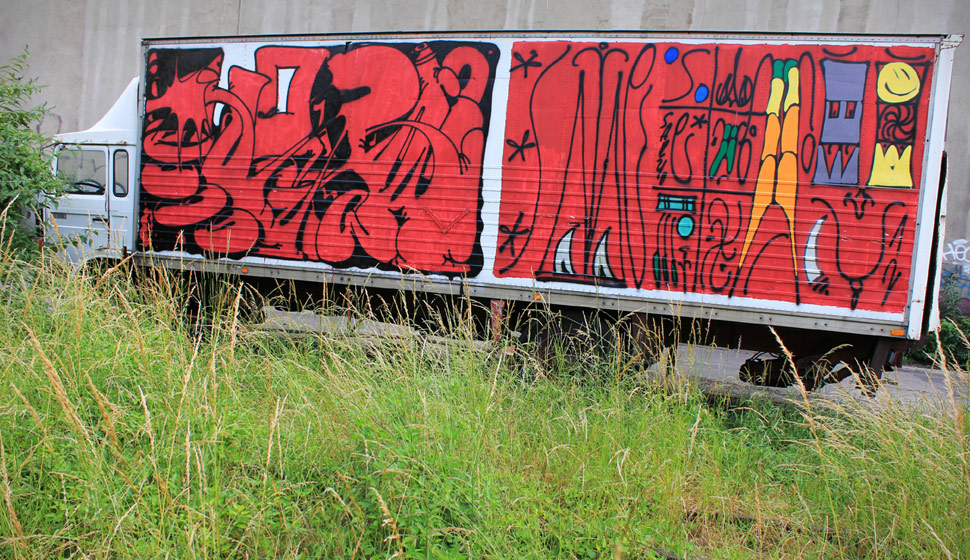 horfe | saeio | red | truck | paris