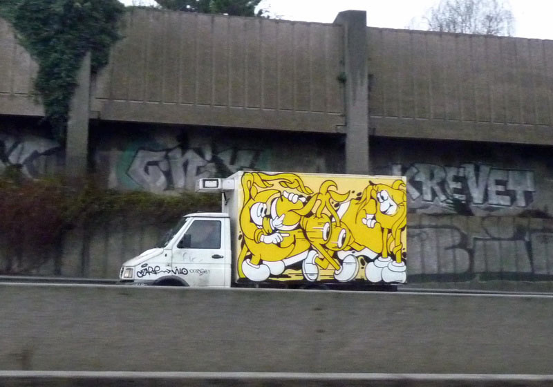 ikone | yellow | truck | paris