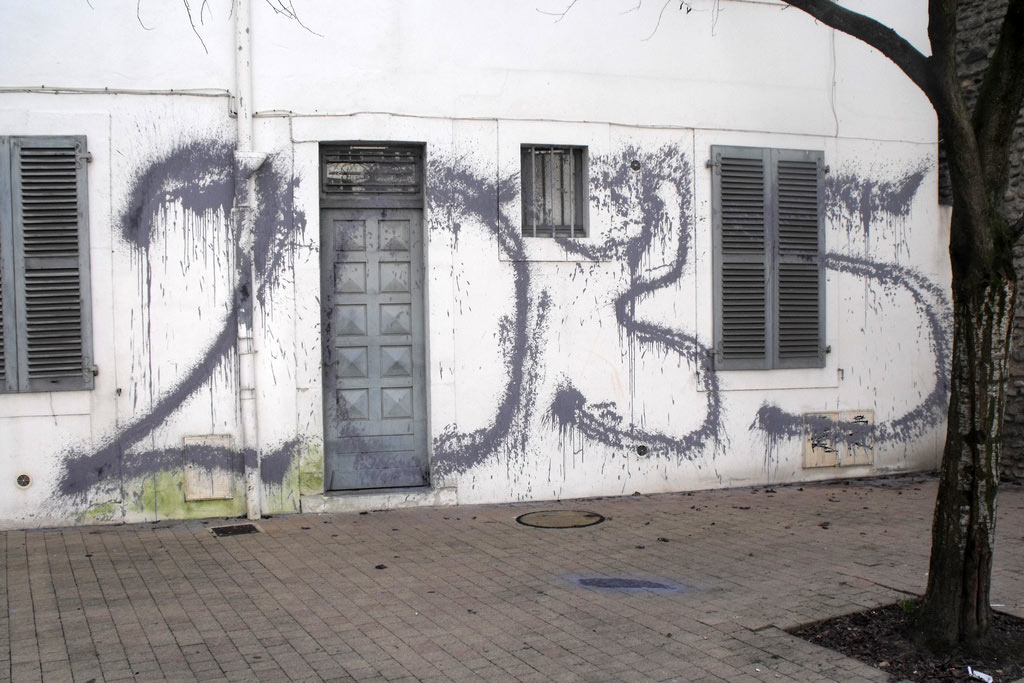 2035 | grey | drips | fire-extinguisher | pau