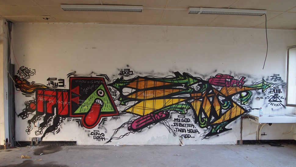 eins | pau