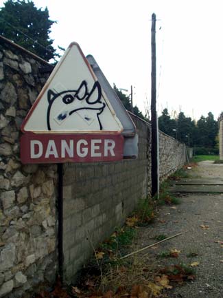 reeno | ufo | arles | france | roadsign