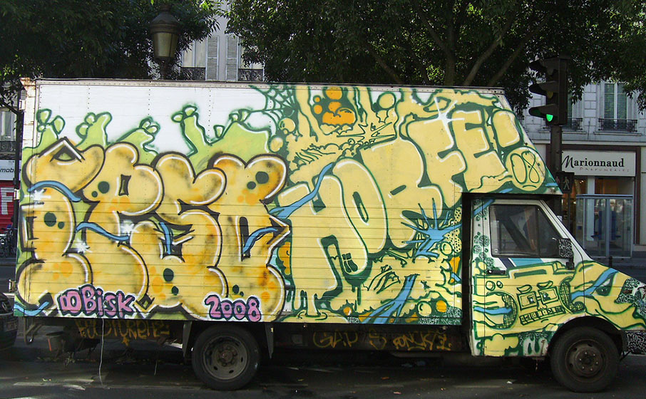 ipso | horfe | truck | yellow | paris