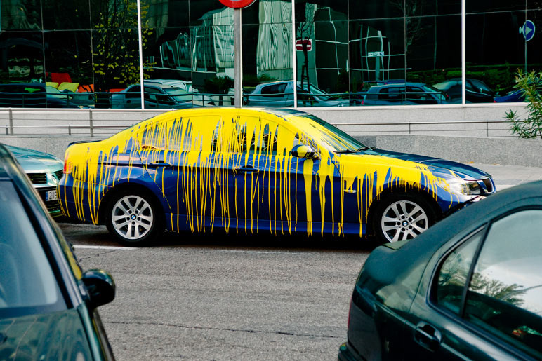 spy | car | drips | yellow | spain