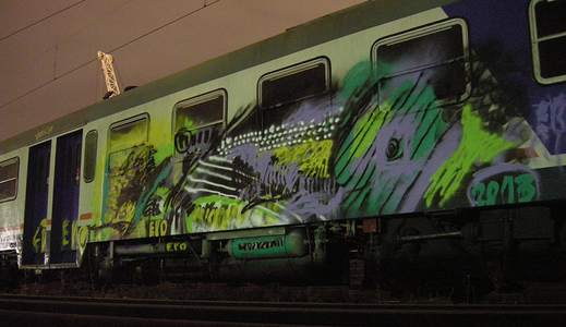 train night green train-italy -ero-