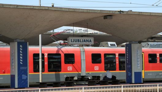  schlomo db-fake train slovenia balkans