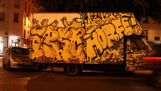  ipso horfe truck night paris