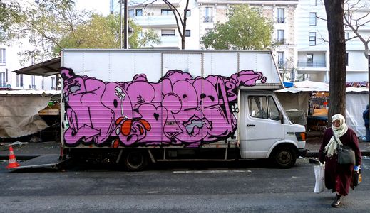  horfe pink truck paris