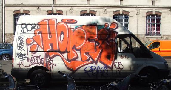  horfe orange truck paris