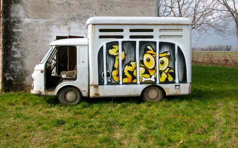  sqon yellow truck italy winter10