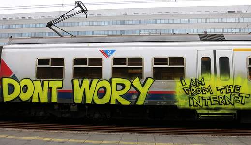 yellow train fluo europe -boris-